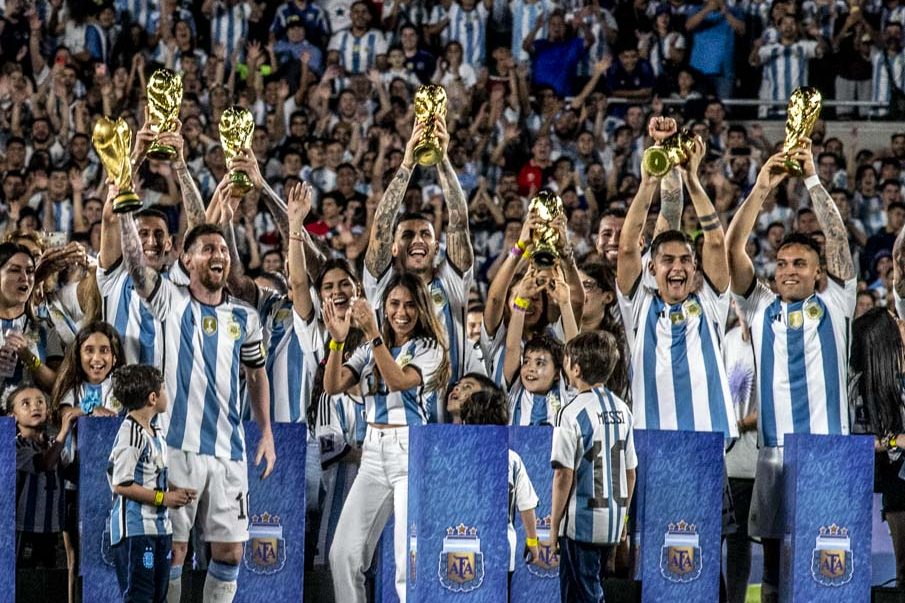 Selección Nacional Argentina levantando la Copa del Mundo